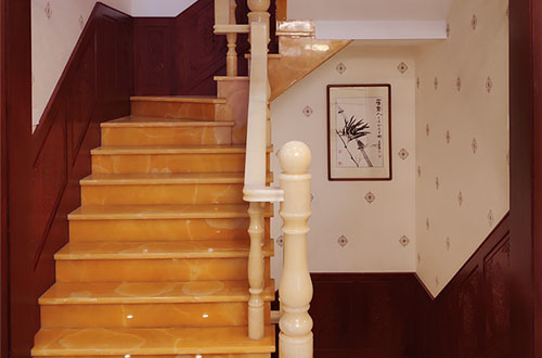 罗源中式别墅室内汉白玉石楼梯的定制安装装饰效果